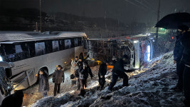 충남 서산 대산공단 오가는 통근버스 9대 연쇄 추돌‥48명 부상