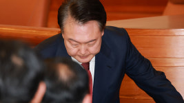 尹측 