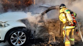 인천 경인아라뱃길 도로 달리던 SUV에 불‥차량 전소