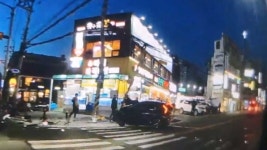 화성 병점역 인근서 SUV가 행인 등 들이받은 뒤 인도 돌진‥4명 부상
