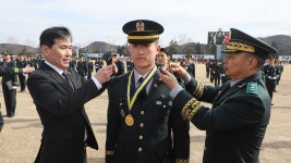 육군사관학교 간 국방부 장관 직무대행 올바른 충성과 용기로 책임지는 리더 돼야