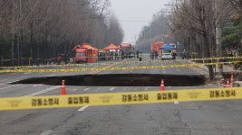 서울 명일동 대형 싱크홀에 인근 초중고 4곳 안전우려 휴업