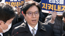 신동호, 출근 또 가로막히자 업무방해‥EBS 직원들 불법 사장이 업무방해