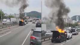 의정부시 만가대지하차도 근처 3중 추돌 사고‥차량 2대 전소
