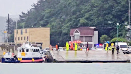 전남 진도항에서 일가족 탄 승용차 바다 추락‥해경 수색