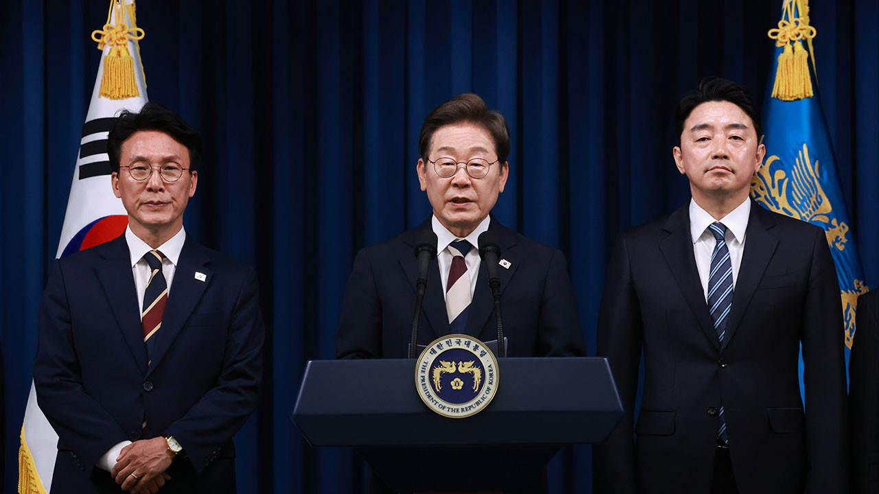 이재명 대통령, 김민석 국무총리에 잘 부탁드린다 임명장 수여