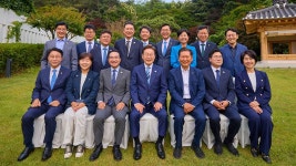 이재명, 민주당 1·2기 지도부 만찬 국민의 삶이 실제로 나아져야