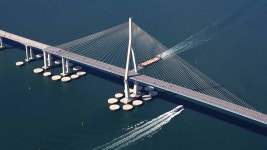 인천대교 교각에 낚시 어선 충돌‥승객 4명 경상