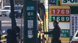 국내 주유소 기름값 2주 연속 하락‥다음 주 더 내릴 듯