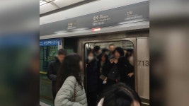 서울 7호선 까치울역서 열차 고장‥퇴근길 시민 불편