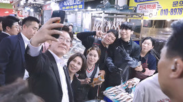 이 대통령, 경남 김해 외동 전통시장 찾아‥중학생과 셀카