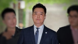 포승줄 묶인 김세의, 구속적부심 출석‥