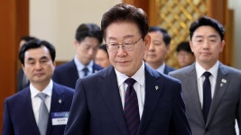 이 대통령 지지율 51%로 취임 후 최저치 기록