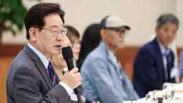 이 대통령, 유가협 회원들 청와대 초청 오찬‥