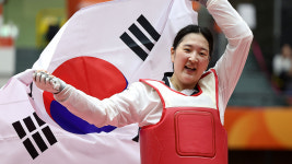 [아시안게임] 태권도 송다빈, 여자 67초과급 금메달‥겨루기 첫 금