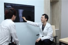 [달려라병원] 시큰거리는 무릎, 중기 퇴행성관절염. 줄기세포 연골 재생치료로 해결!