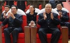 리설주·김여정 동시 등장··北 김정은, 부인·여동생과 공연 관람