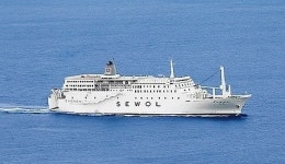 [속보] 진도 여객선 침몰 중‥세월호 선체 90%가 기울어져 안산단원고 학생들 구조 중