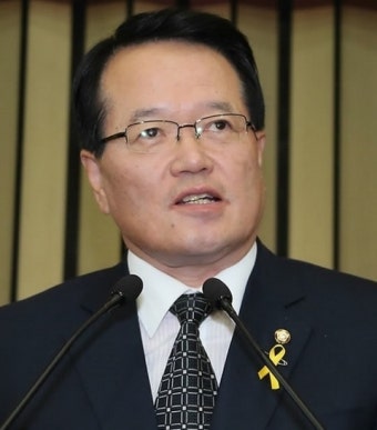 국회의장에 비주류 정의화 의원 선출··주류 황우여 전 대표에 완승