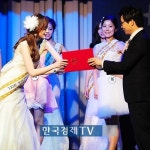 [포토]미스인터콘티넨탈 1위 양정원에게 시상하는 오늘안치과 유현진 원장