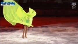 형광 날개 소트니코바 엉덩방아…한편, 김연아 근황은?