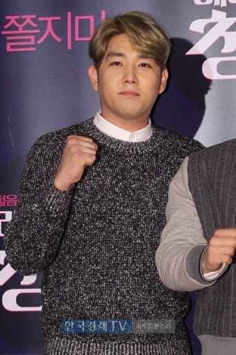 [포토] 슈퍼주니어 강인, '동해' 응원하는 힘찬 파이팅 포즈