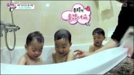 슈퍼맨이 돌아왔다 삼둥이 대한·민국·만세…셀프 목욕 화제