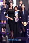 [포토]모델 신재이-문보라 동안미소한의원 원장 아시아뉴스타모델선발대회 시상해요