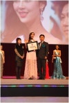 퍼스트 뷰티월드 FIRST BEAUTY WINNER JDS 상을 받은 중국 대표 Liu jiaqi 양에게 시상하는 JDS 조배성 대표와 카오리온 주진영 회장