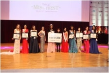[포토]미스 퍼스트 뷰티월드 수상자들과 함께 기념촬영하는 카오리온 회장 주진영 심사위원