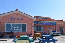 [이재정기자의 보물여행] 바다가 육지라면 ‘싱싱한 돌 문어 해물라면’, 우도 맛집 우도 물꼬 해녀의집