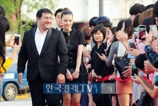 [포토]광주시민들 카메라 세례받는 엘레나 안-알렉산드르 코트