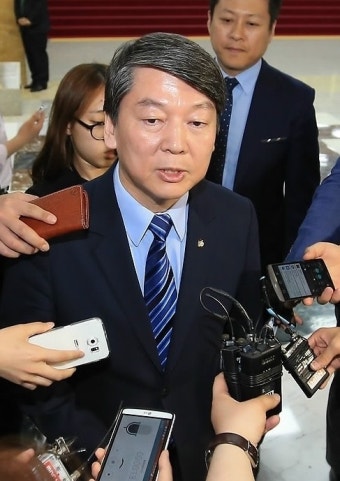 안철수, 문재인 제안 정면 거부··혁신위원장 외부인사가 맡나?