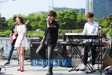 [포토]일산 MBC드림센터 앞에서 공연하는 박보람-데이브레이크