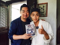 유니크 성주, 중국 최고의 감독 겸 국민배우 장국립과 촬영장 인증샷