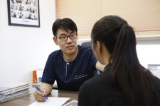 뜨거운 여름에 지친 여드름 피부를 위한 시술은?