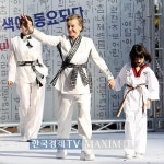 [포토]미국 영화배우 샤론 패럴 "태권도복 입고 목은정 패션쇼 섰어요"