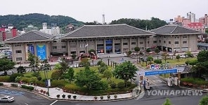 50대 男 죽어버리겠다…차 몰고 여수시청 돌진