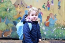 영국 조지왕자, 유치원 첫 등원 우비 입고 아장아장 깜찍