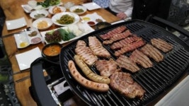 강원랜드 가는길 이색맛집 깊고 고소한 맛 흑돼지흑소바비큐 화제