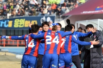 수원 FC '극장 골' 역전 드라마, K리그 클래식 새 역사 쓰다
