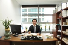 형사법원으로부터 해외출장 목적의 여행허가 받았다면 해외출국 허용이 타당하다는 취지의 판단으로 보아야
