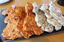 춘천에서 남녀노소가 즐기는 맛집 ‘샘밭 숯불닭갈비’