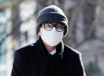 대한항공 기내 난동 두정물산 대표 2세, 초호화 변호인단과 함께 첫 재판 연기