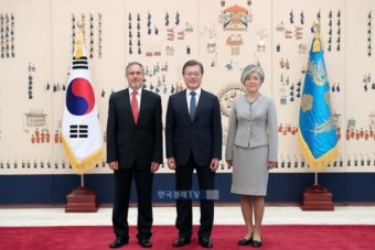 문재인 대통령, 주한대사 신임장 제정식‥달라진 의전 눈길