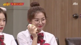 스타패션에서 본 센스 있는 안경 스타일링 