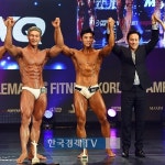 [포토]한상엽 센트리얼휘트니스 대표 머슬마니아 수상자들 축하해요