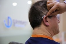 “높은 보청기 가격, 노인성 난청 키워” 국내 회사 딜라이트, 파격 할인 진행