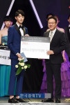 [포토]지져스모델아카데미 조상범 대표 김지후, 페이스 오브 코리아 수상 축하해요