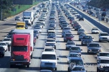 연휴 시작, 고속도로 정체 극심 서울-부산 7시간